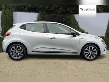 Used Renault Clio 2022 for sale - 76895398: Photo