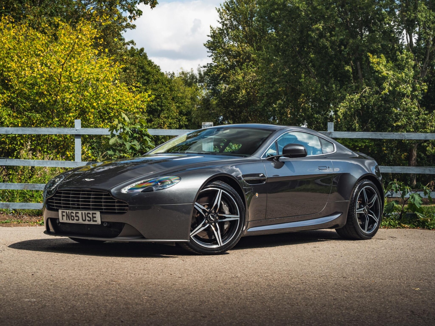 Used Aston Martin Vantage 2015 for sale - 76988644: Photo 2