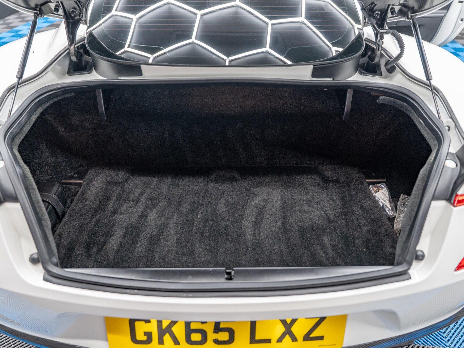 Used Aston Martin Vanquish 2015 for sale - 76326930: Photo 32