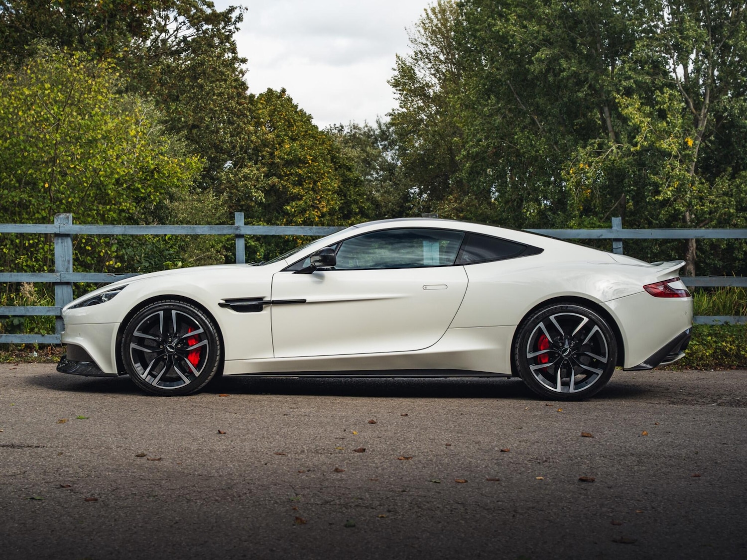 Used Aston Martin Vanquish 2015 for sale - 76326930: Photo 5