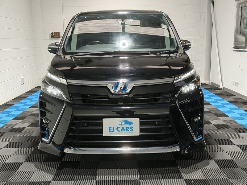 Used Toyota Voxy for sale - 77635231: Photo 2