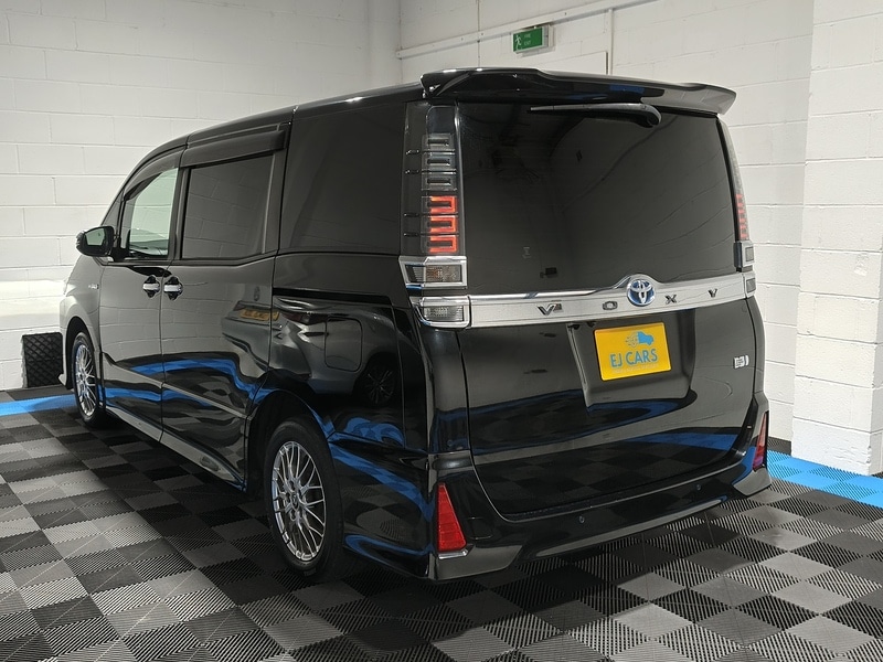 Used Toyota Voxy for sale - 77635231: Photo 4