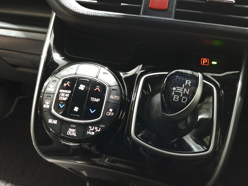 Used Toyota Voxy for sale - 77635231: Photo 41