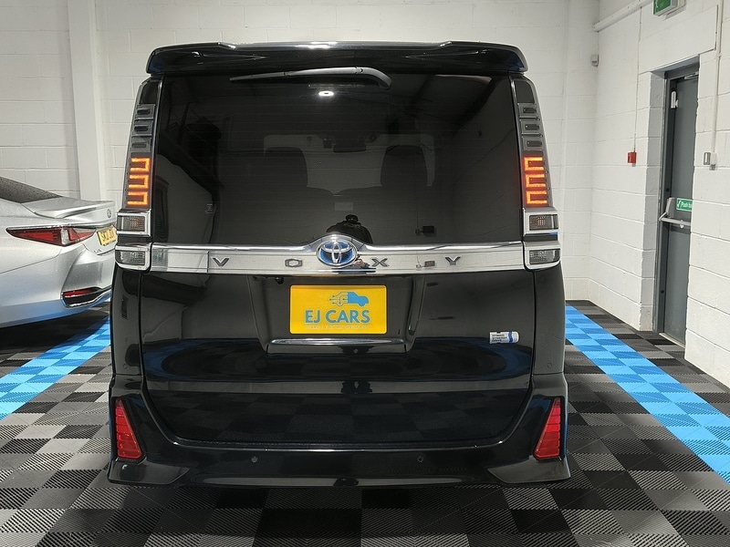 Used Toyota Voxy for sale - 77635231: Photo 5