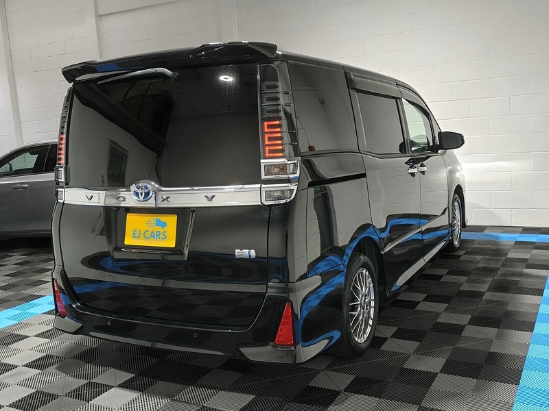 Used Toyota Voxy for sale - 77635231: Photo 6