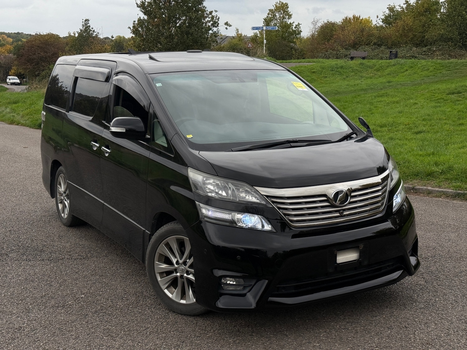 Used Toyota Vellfire 2011 for sale - 76312550: Photo 1