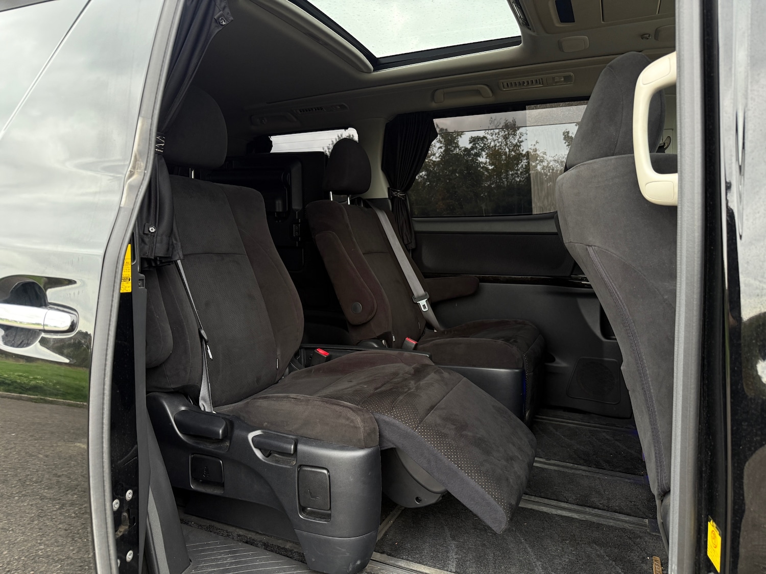 Used Toyota Vellfire 2011 for sale - 76312550: Photo 11