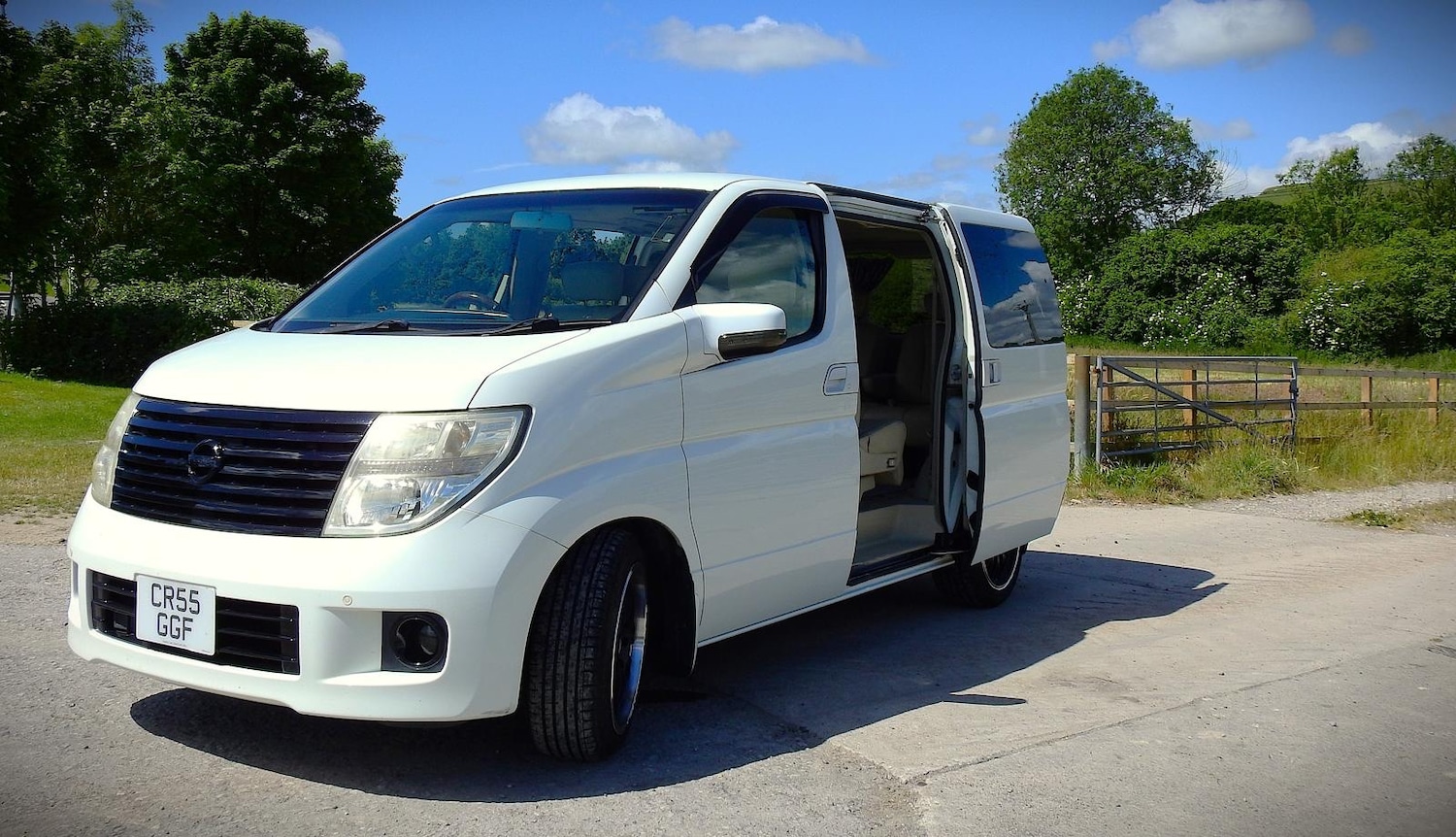 Used Nissan Elgrand 2005 for sale - 77880824: Photo 2