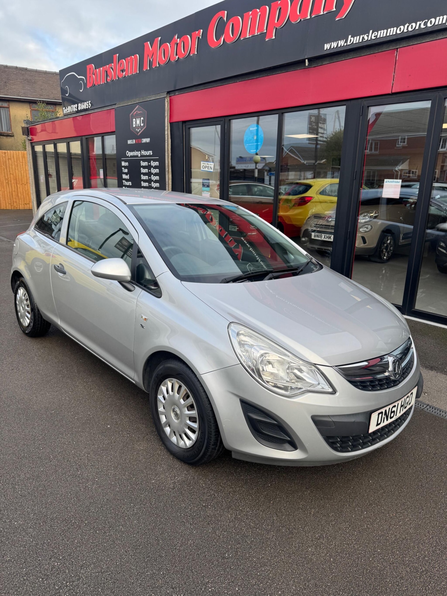 Used Vauxhall Corsa 2011 for sale - 76592702: Photo 2