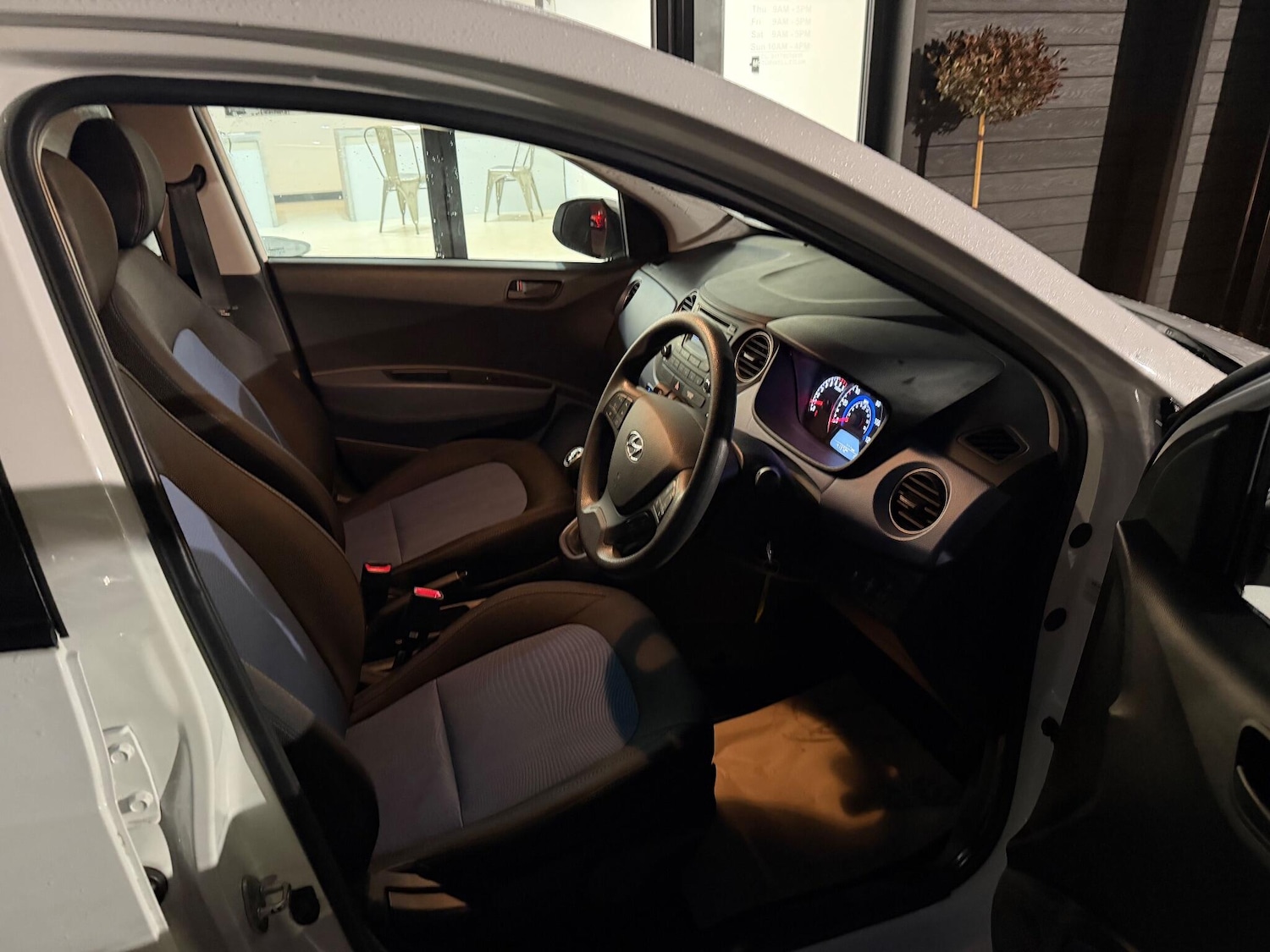 Used Hyundai i10 2014 for sale - 76592591: Photo 4