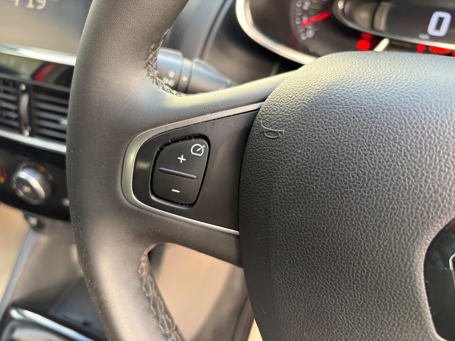Used Renault Clio 2017 for sale - 76377259: Photo 18