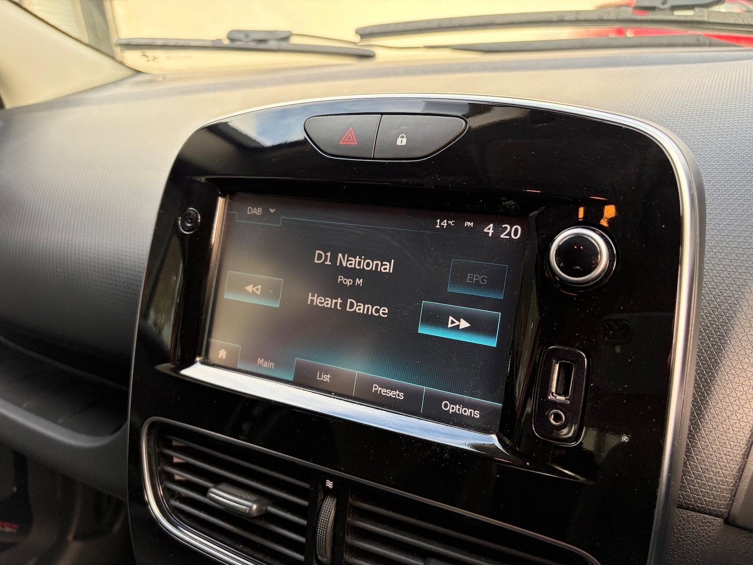 Used Renault Clio 2017 for sale - 76377259: Photo 24