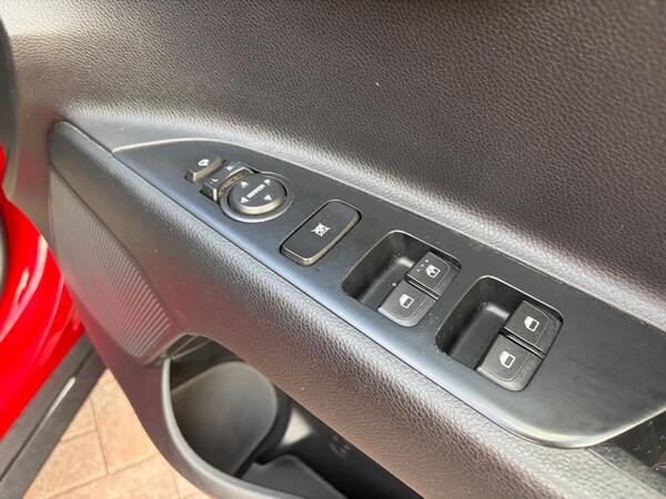 Used Kia Stonic 2018 for sale - 76175335: Photo 16