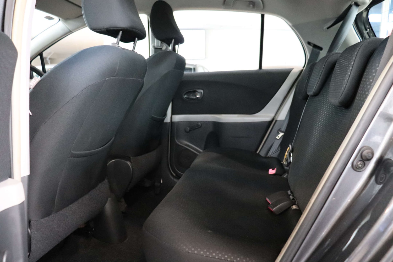 Used Toyota Yaris 2010 for sale - 77483011: Photo 27