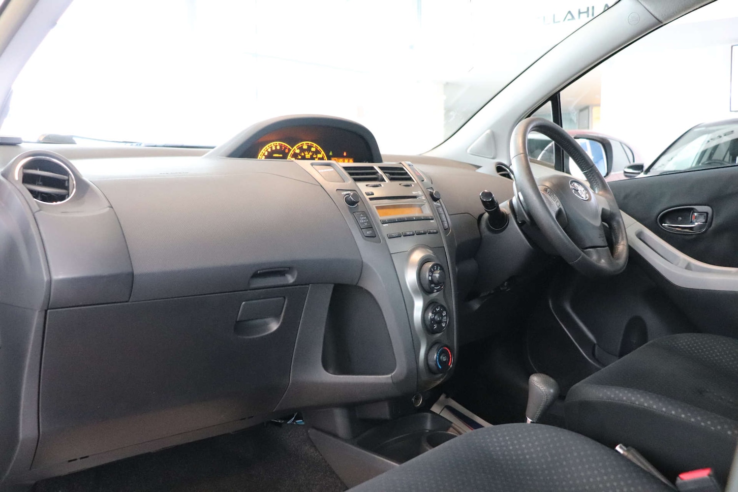 Used Toyota Yaris 2010 for sale - 77483011: Photo 4