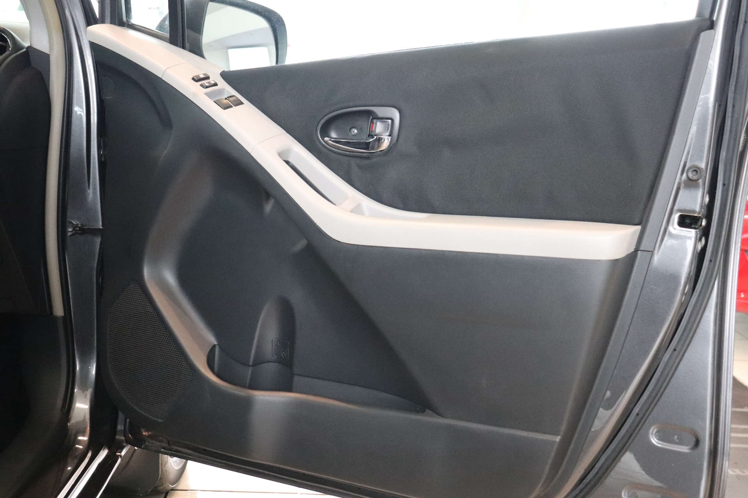 Used Toyota Yaris 2010 for sale - 77483011: Photo 46