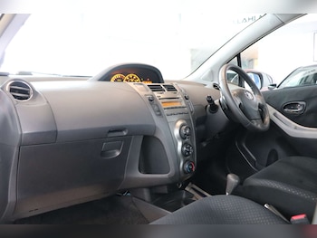 Used Toyota Yaris 2010 for sale - 77483011: Photo