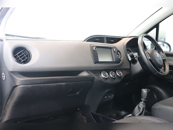 Used Toyota Yaris 2016 for sale - 76493575: Photo