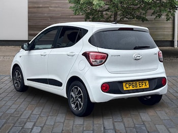 Used Hyundai i10 2018 for sale - 76912643: Photo