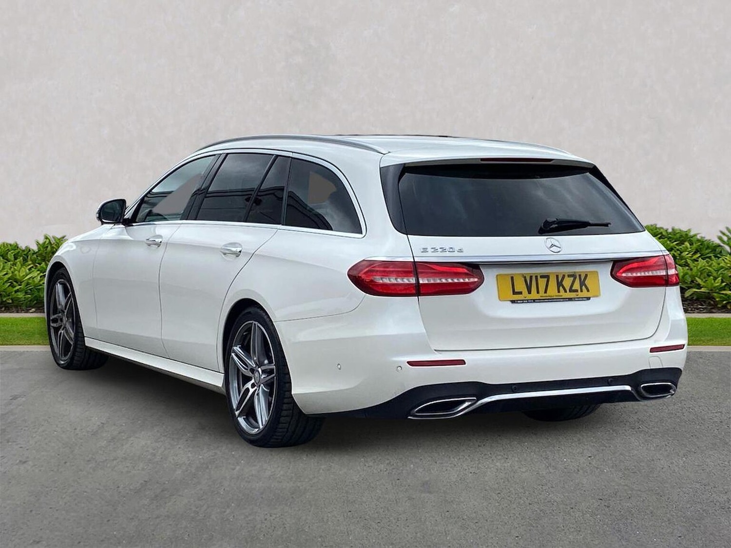 Used Mercedes-Benz E Class 2017 for sale - 76387170: Photo 2