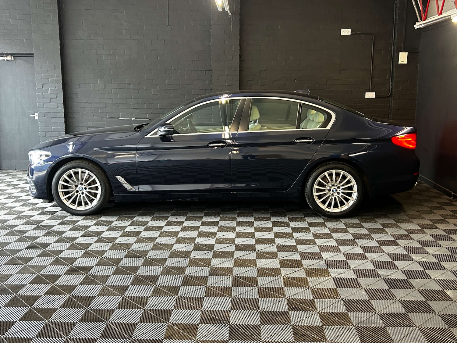 Used BMW 5 Series 2017 for sale - 76604270: Photo 11