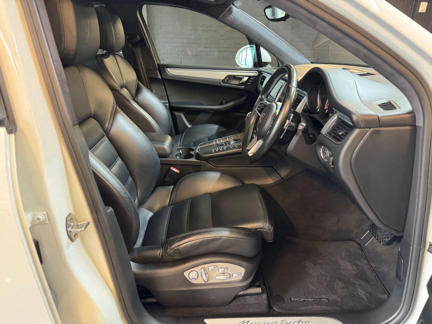 Used Porsche Macan 2017 for sale - 76404394: Photo 30