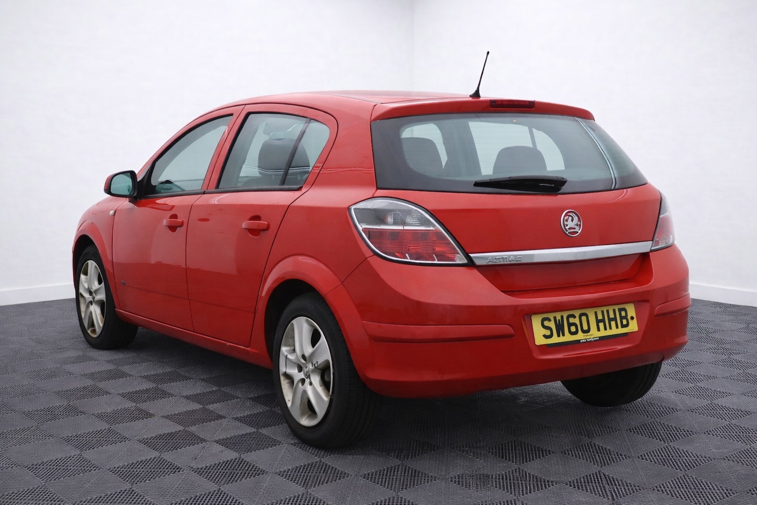 Used Vauxhall Astra 2011 for sale - 77763048: Photo 2