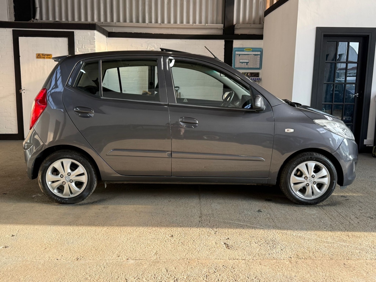 Used Hyundai i10 2011 for sale - 77980632: Photo 8