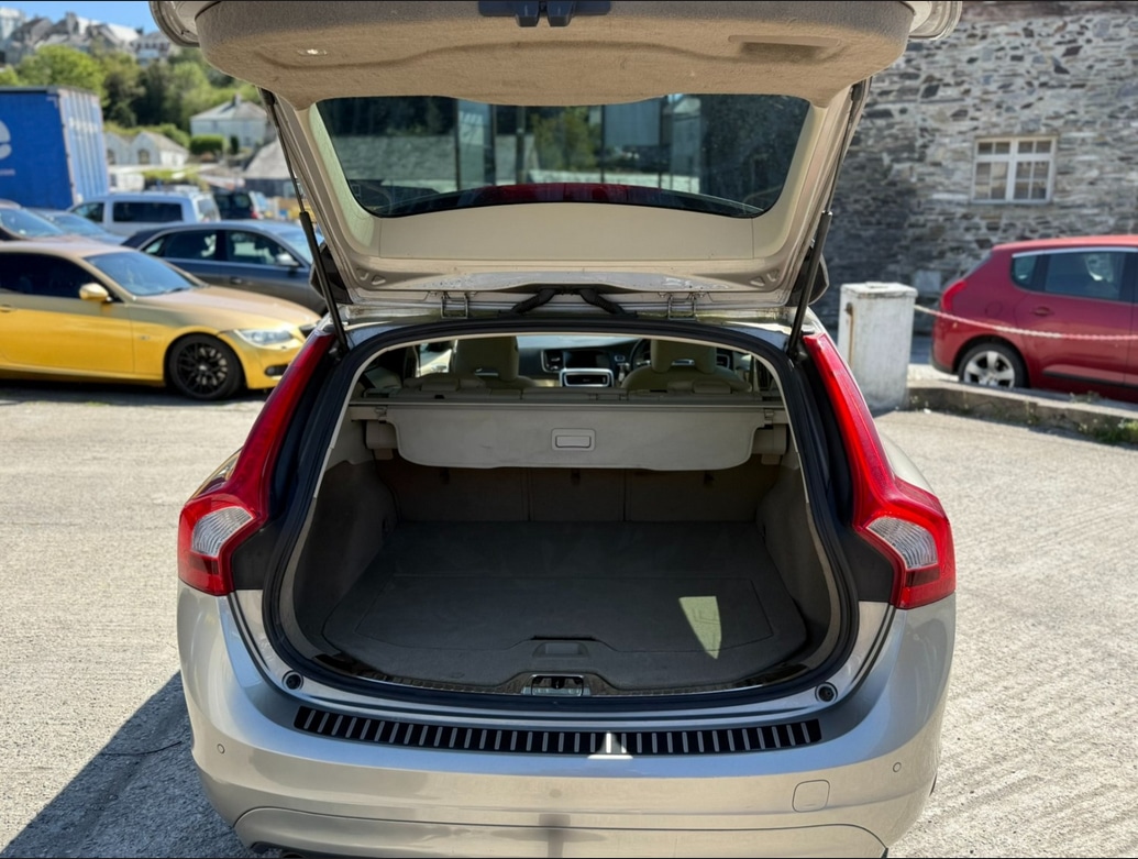 Used Volvo V60 2013 for sale - 76625236: Photo 5