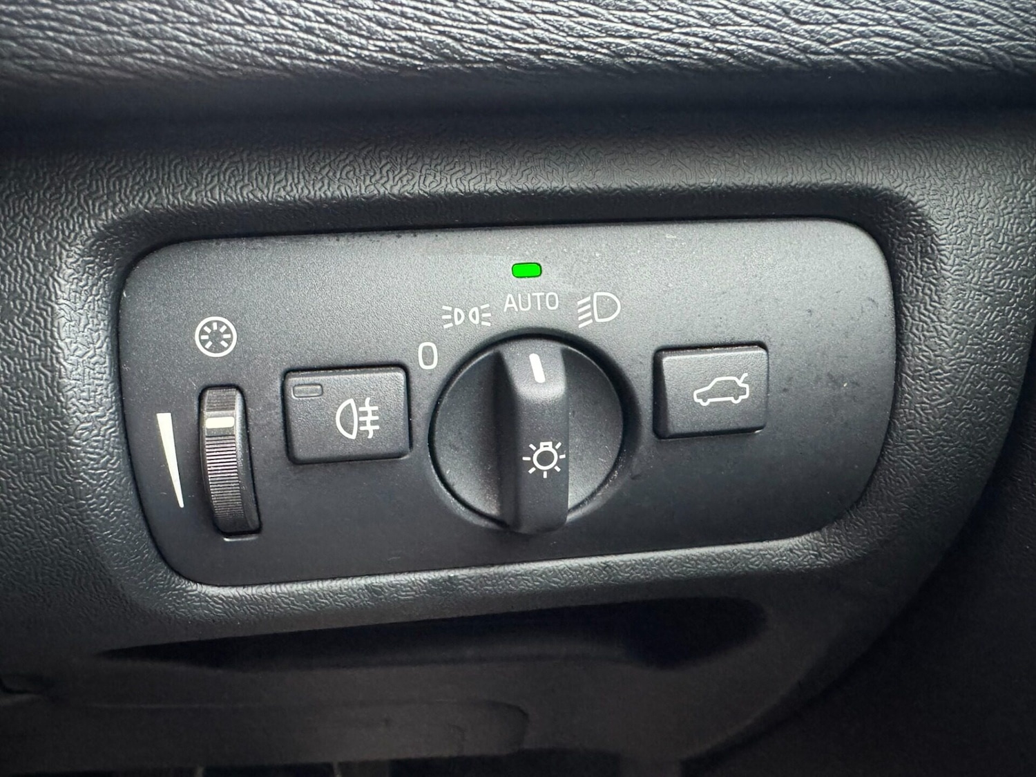 Used Volvo V40 2015 for sale - 77368086: Photo 21