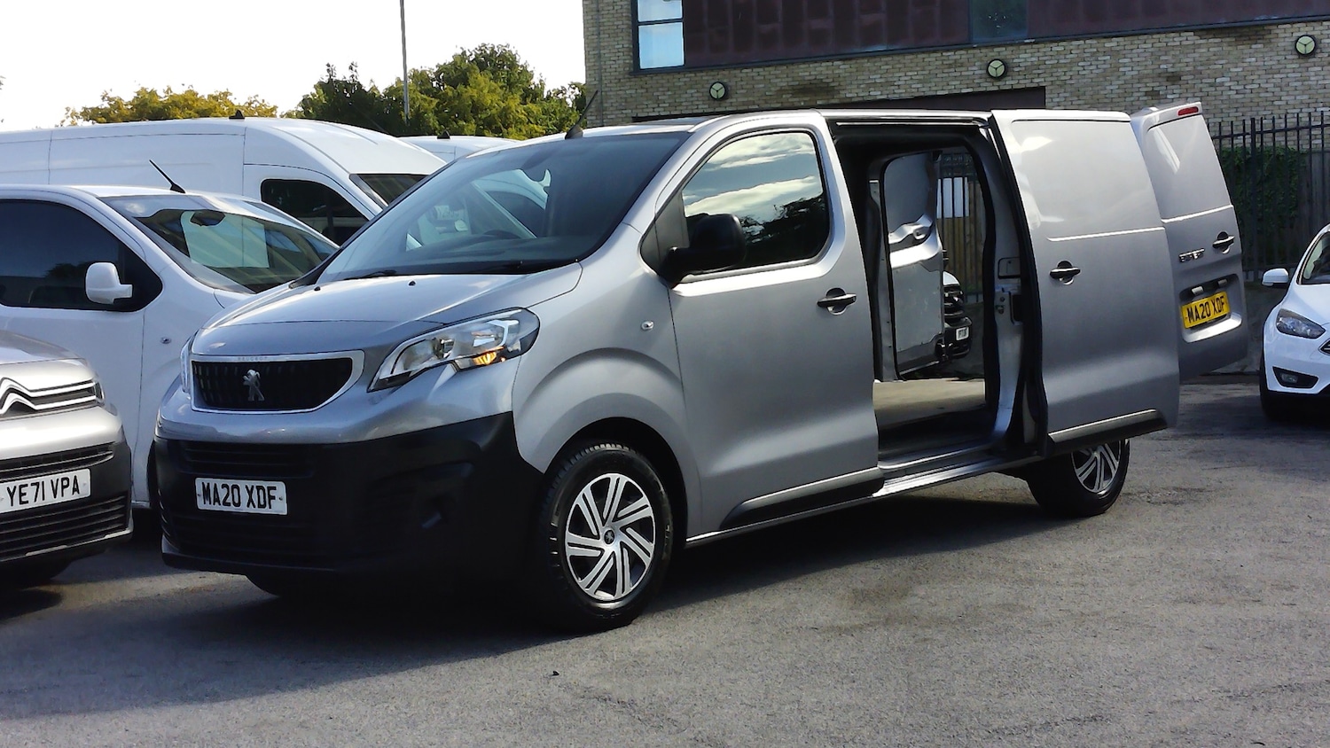 Used Peugeot Expert 2020 for sale - 76287801: Photo 2