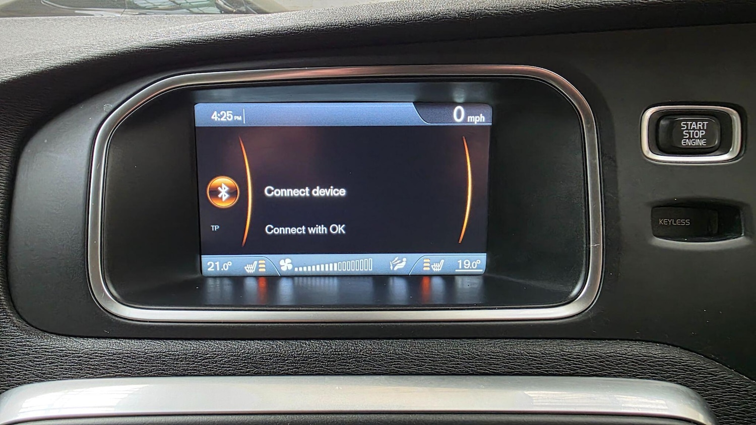 Used Volvo V40 2013 for sale - 78034549: Photo 24