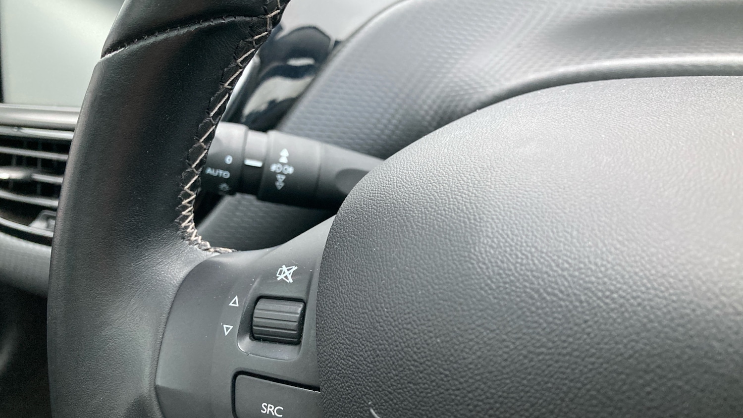 Used Peugeot 208 2019 for sale - 77027821: Photo 32