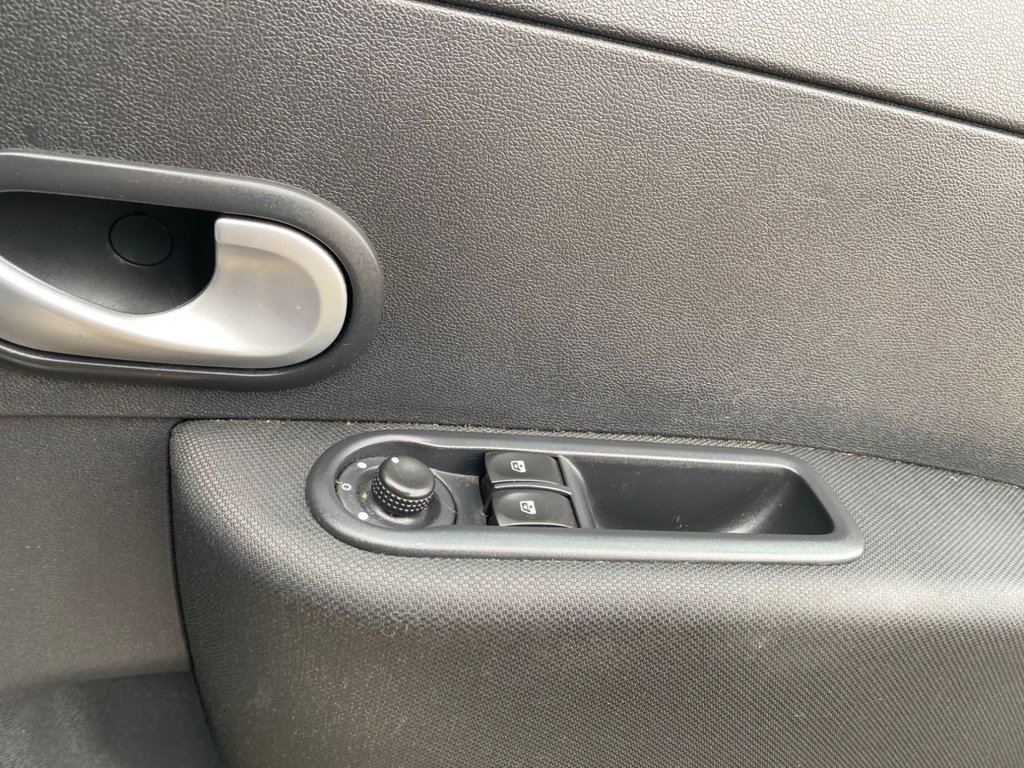 Used Renault Clio 2011 for sale - 77551508: Photo 27