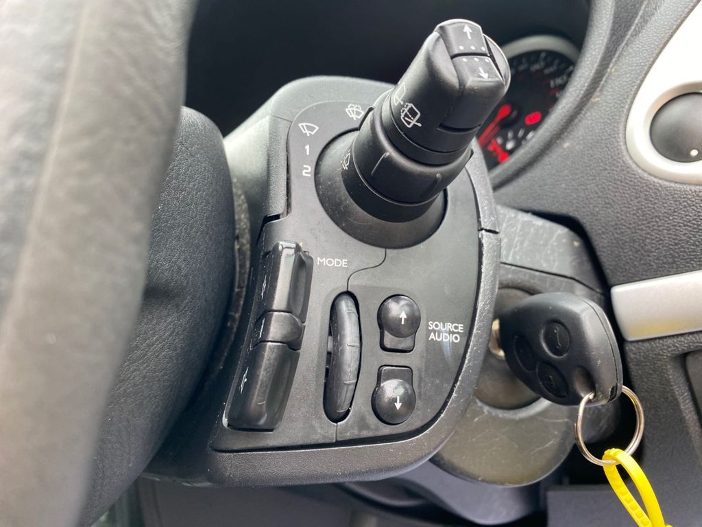 Used Renault Clio 2011 for sale - 77551508: Photo 28