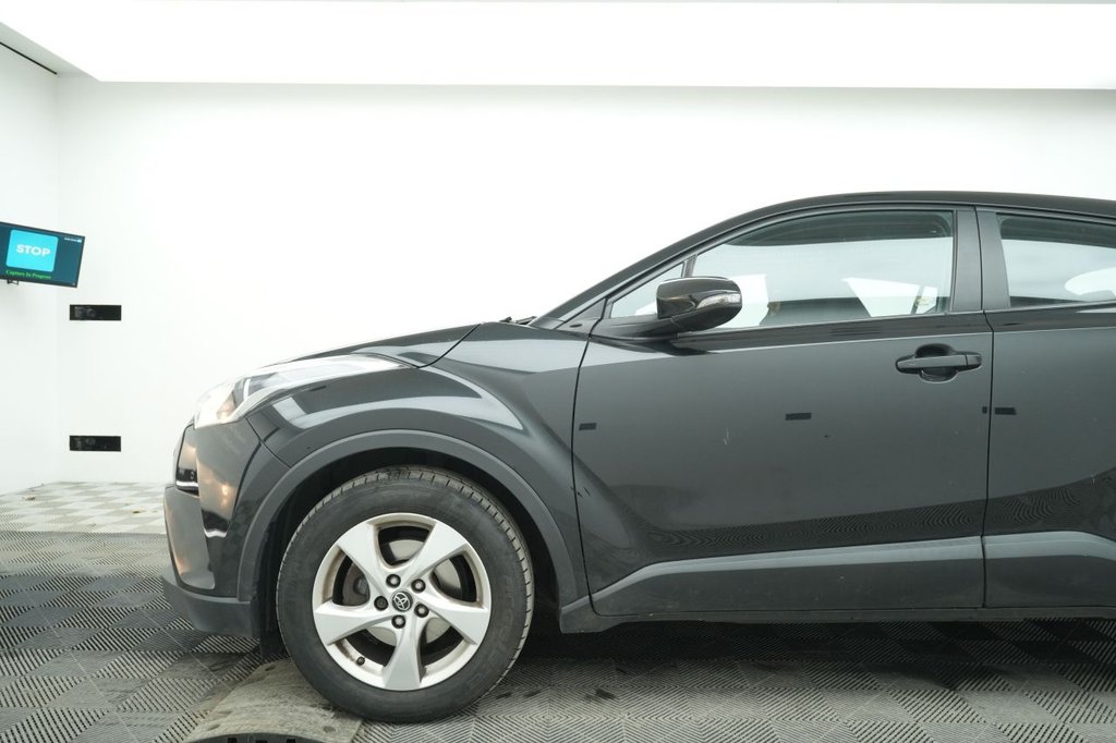 Used Toyota C-HR 2017 for sale - 78017060: Photo 4