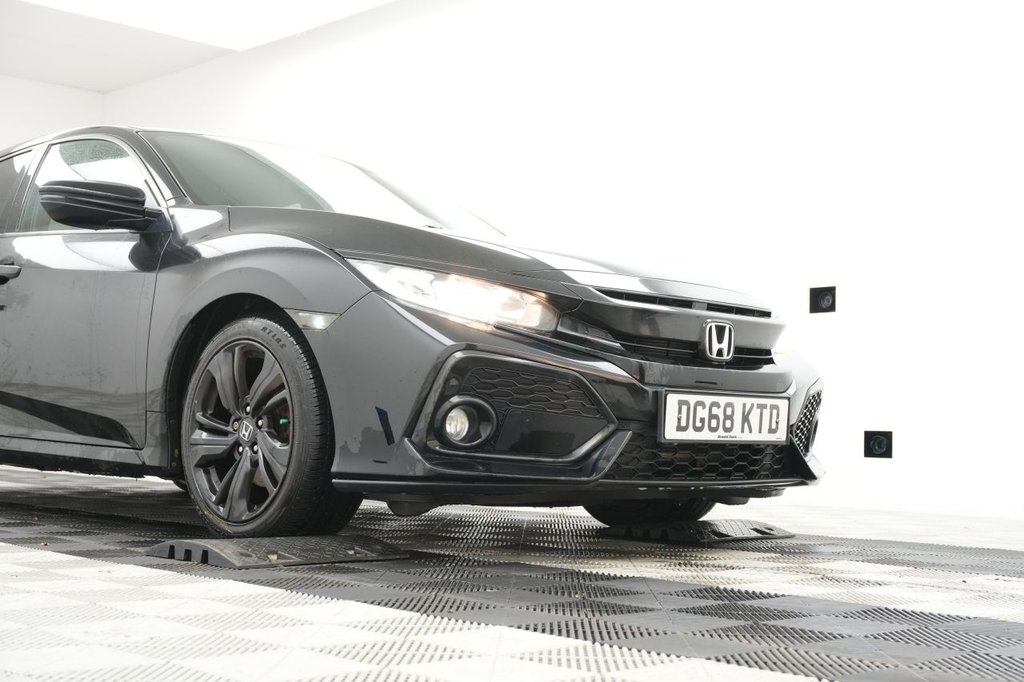 Used Honda Civic 2018 for sale - 76867772: Photo 5