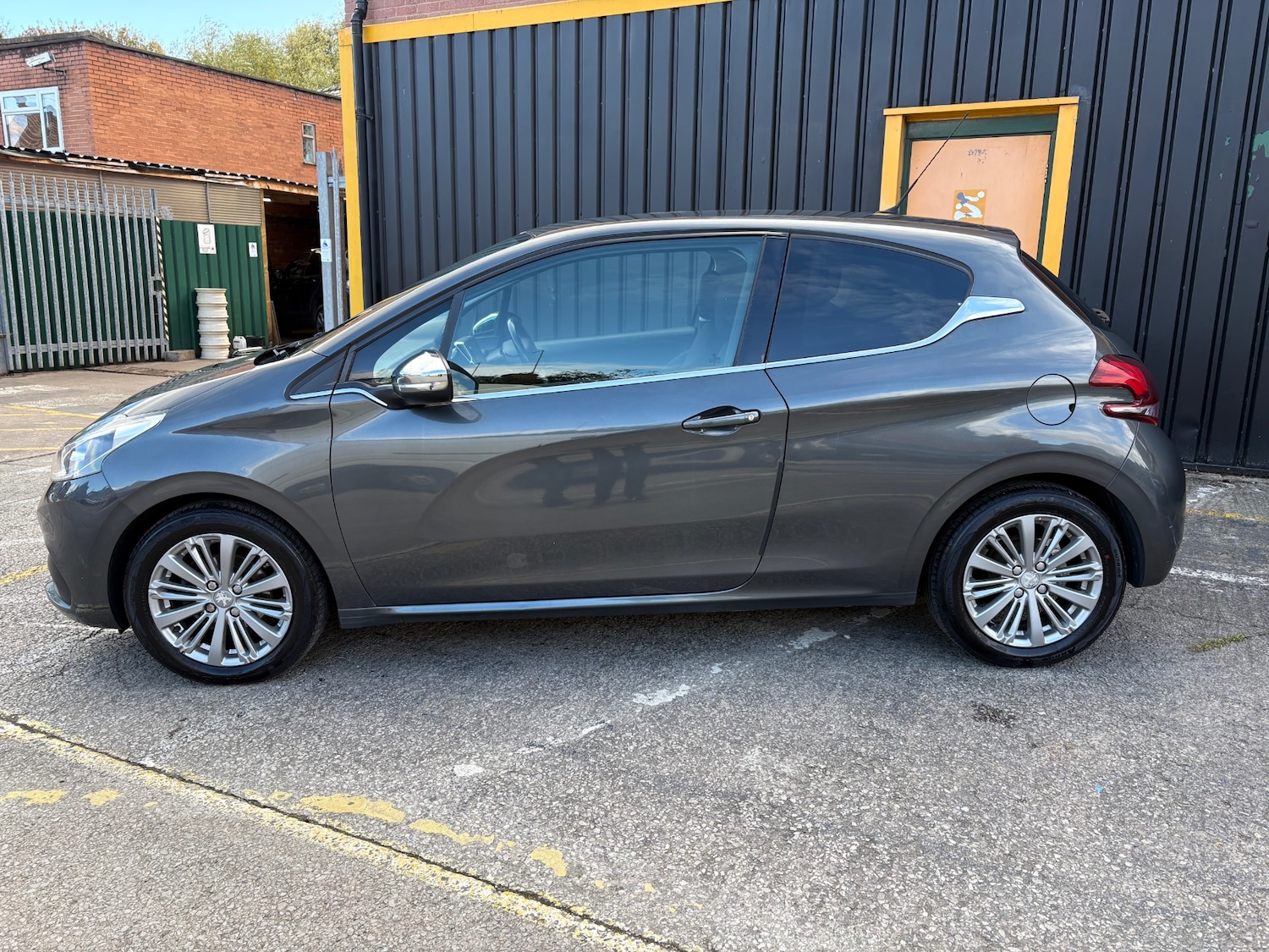 Used Peugeot 208 2016 for sale - 76436428: Photo 3