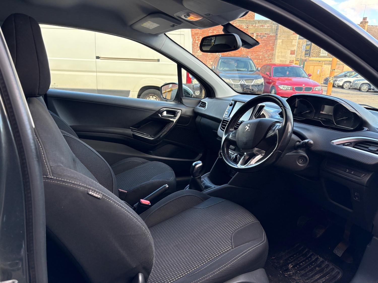 Used Peugeot 208 2016 for sale - 76436428: Photo 8