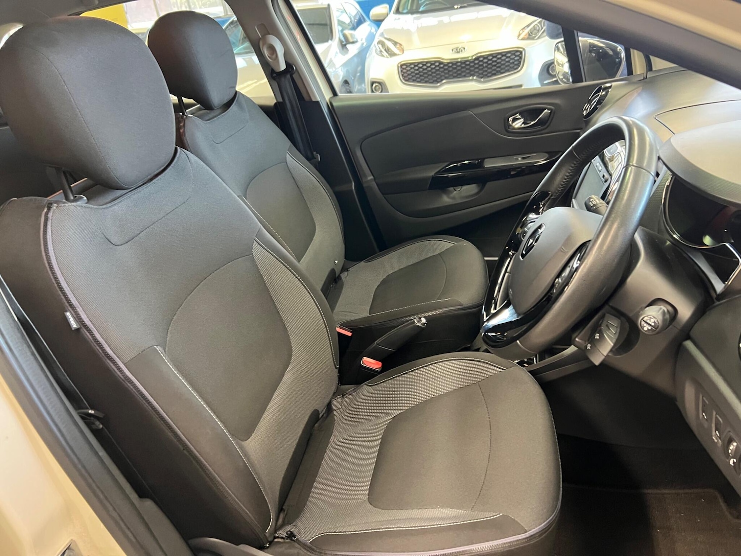 Used Renault Captur for sale - 77892074: Photo 16