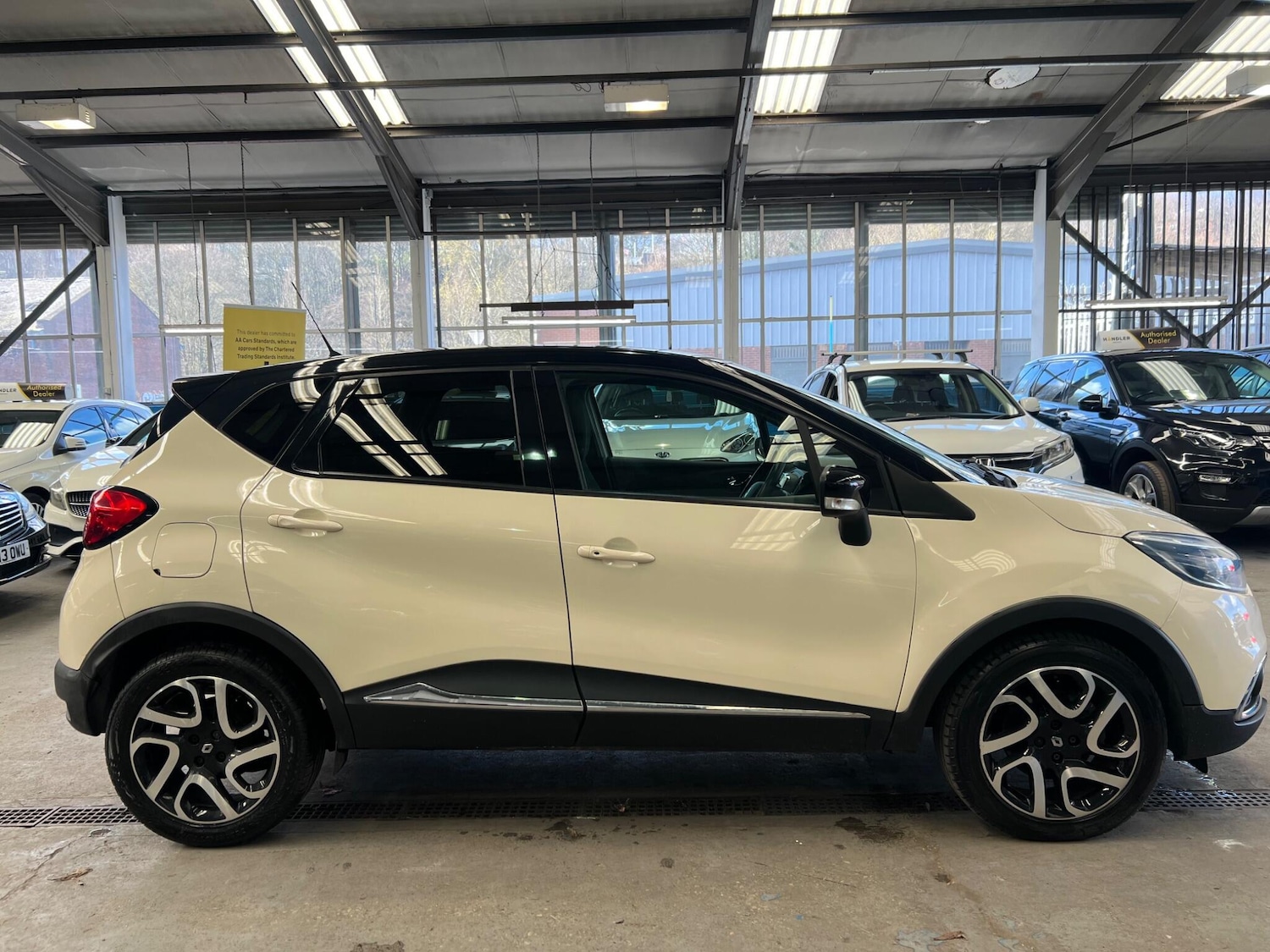 Used Renault Captur for sale - 77892074: Photo 8