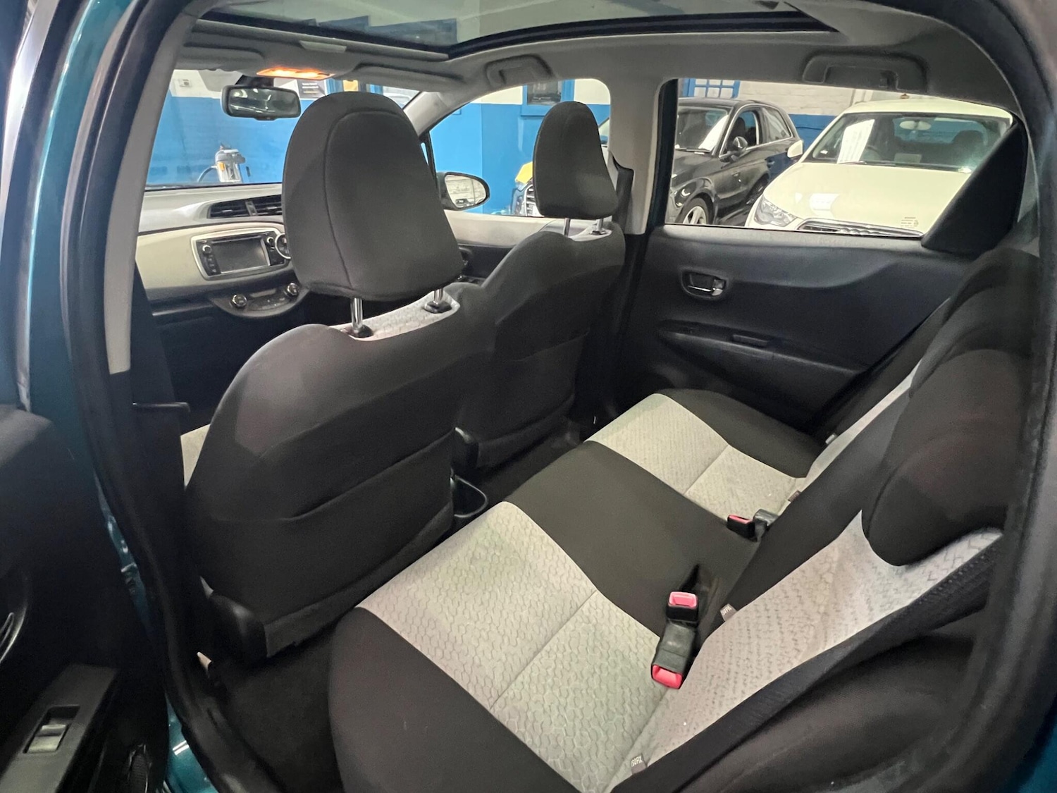 Used Toyota Yaris 2011 for sale - 76753140: Photo 26