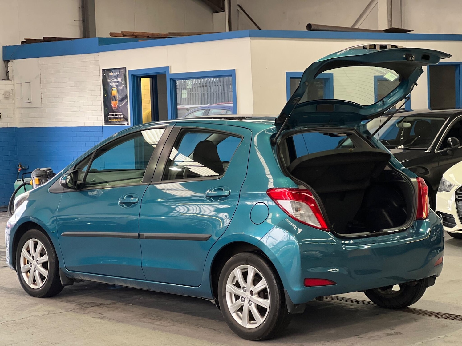 Used Toyota Yaris 2011 for sale - 76753140: Photo 9