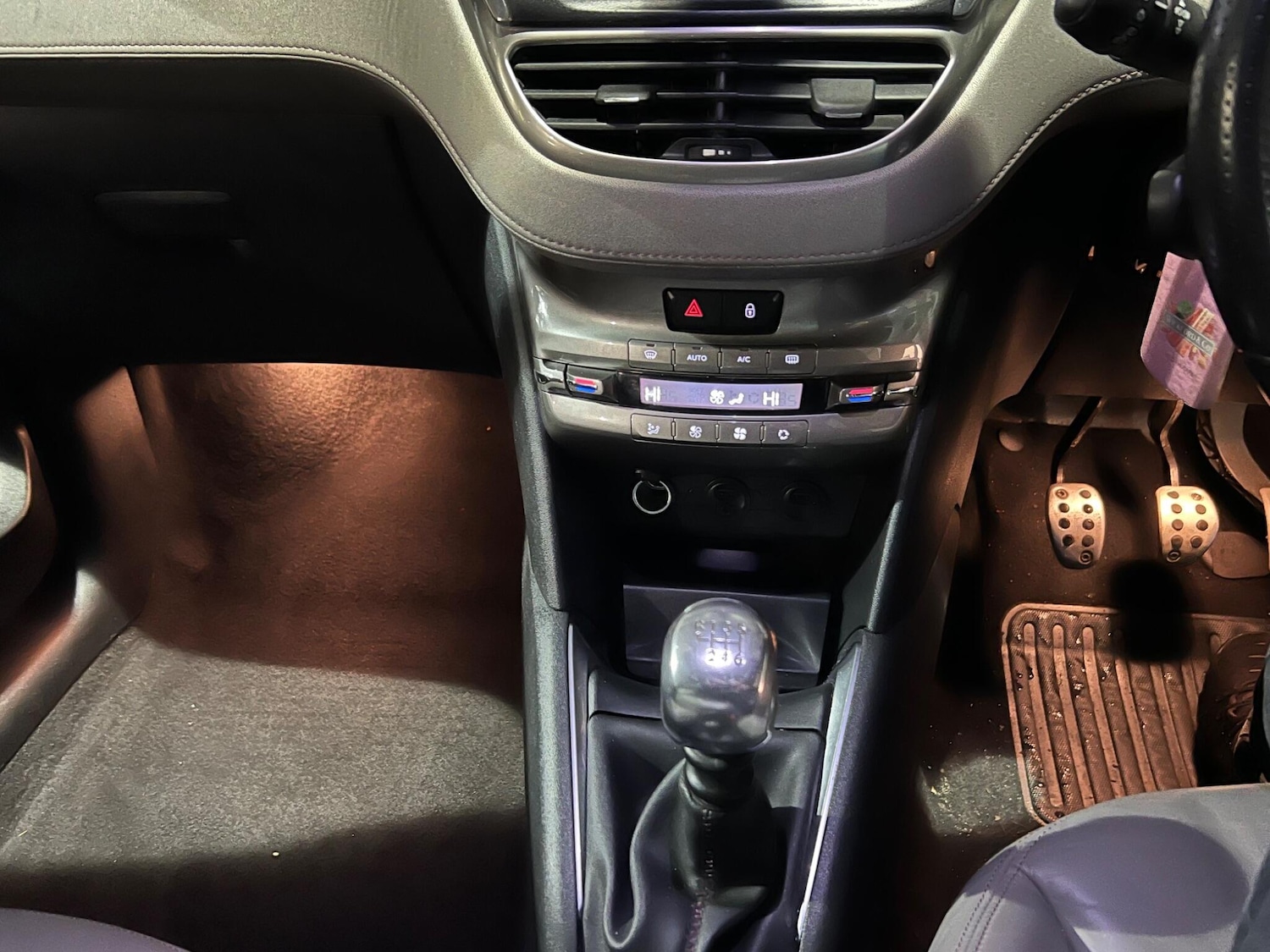 Used Peugeot 208 2013 for sale - 77101688: Photo 11