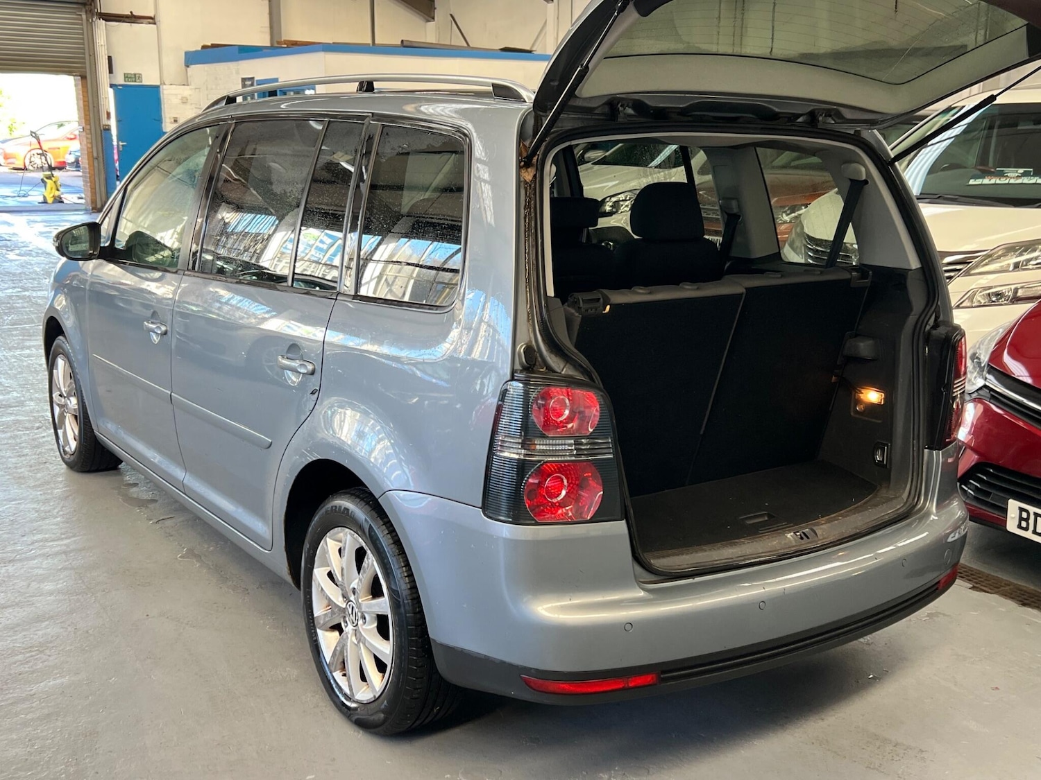 Used Volkswagen Touran 2010 for sale - 76620087: Photo 9