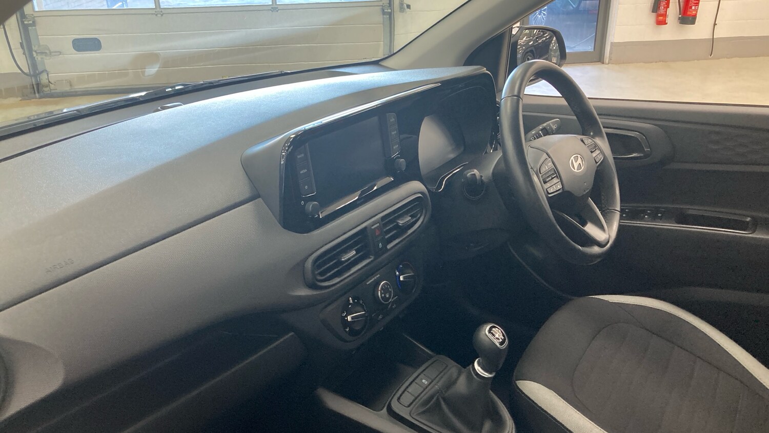 Used Hyundai i10 2023 for sale - 77871930: Photo 9