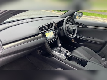 Used Honda Civic 2019 for sale - 76263198: Photo 2