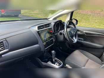 Used Honda Jazz 2017 for sale - 76156553: Photo 2