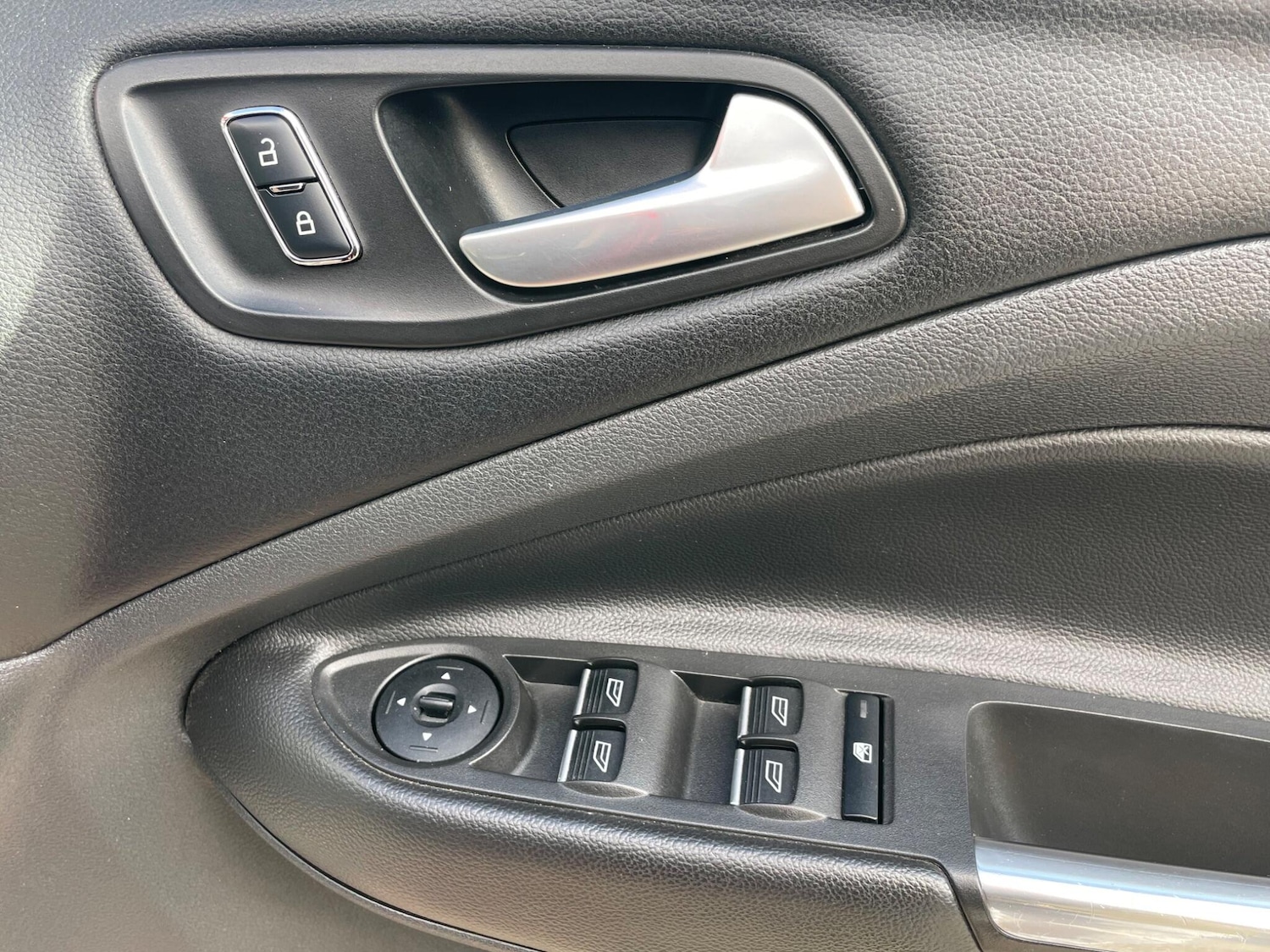 Used Ford Kuga 2015 for sale - 76337841: Photo 28