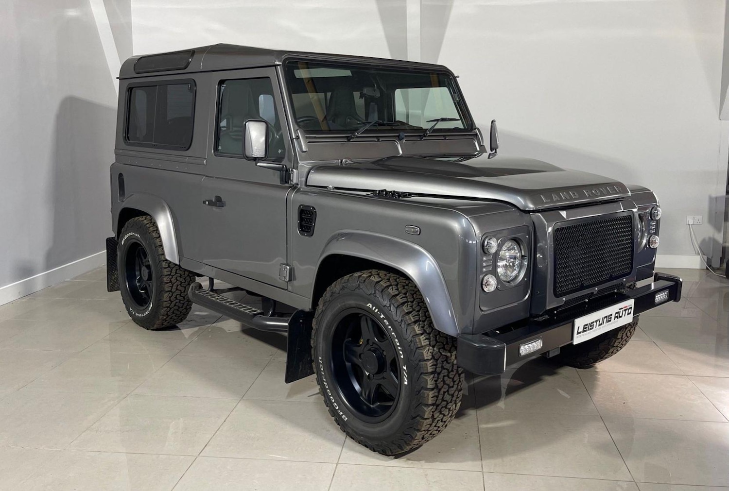 Used Land Rover Defender 2009 for sale - 76206170: Photo 2